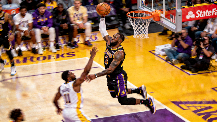 NBA比赛中球员突破上篮的瞬间